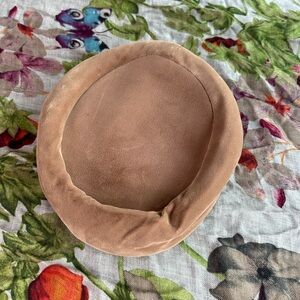 Vtg crushed Velvet Hat- clips- some wear-  retro fascinator headpiece tan beige